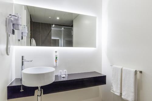 Habitación de categoría superior con dos camas individuales del hotel Ibis Styles Lisboa Centro Marquês De Pombal. Foto 6