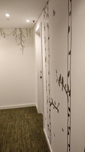 Habitación de categoría superior con dos camas individuales del hotel Ibis Styles Lisboa Centro Marquês De Pombal. Foto 7