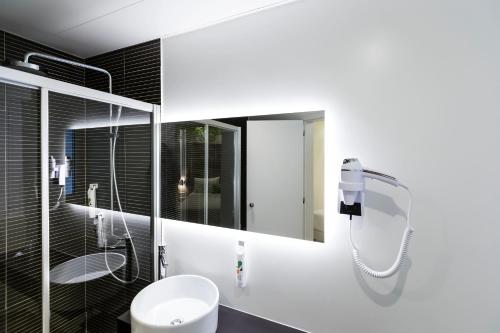 Habitación de categoría superior con dos camas individuales del hotel Ibis Styles Lisboa Centro Marquês De Pombal. Foto 8