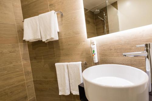 Habitación de categoría superior con dos camas individuales del hotel Ibis Styles Lisboa Centro Marquês De Pombal. Foto 9