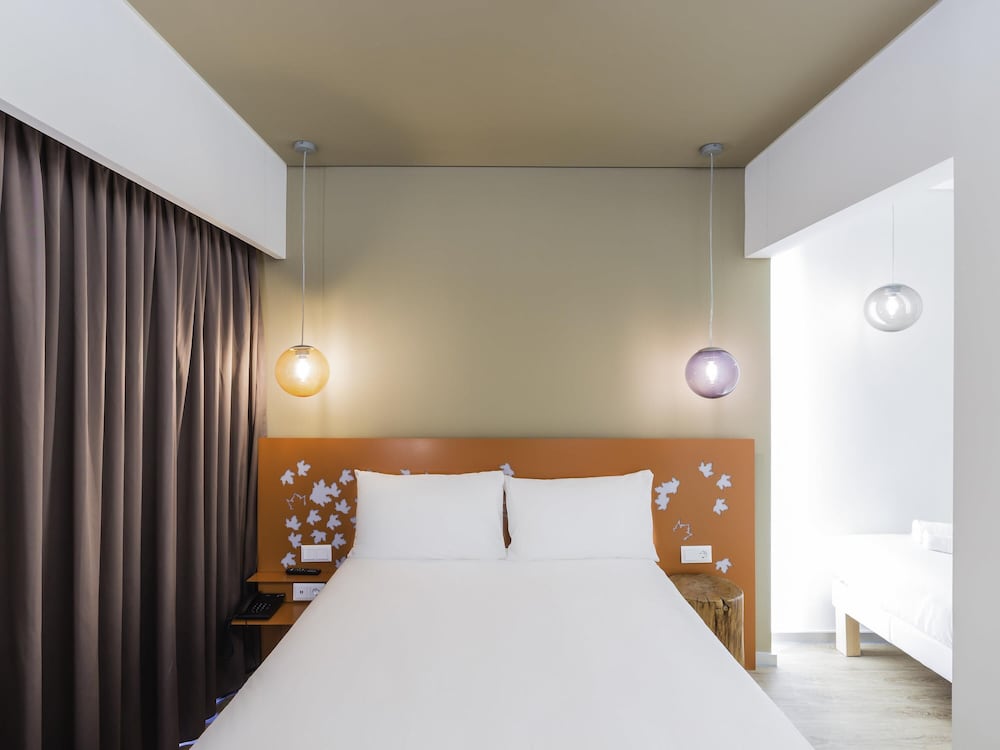 Habitación Superior con una cama Queen Size y una cama individual del hotel Ibis Styles Lisboa Centro Marquês De Pombal