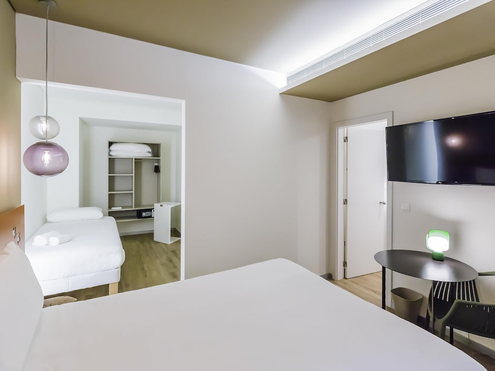 Habitación Superior con una cama Queen Size y una cama individual del hotel Ibis Styles Lisboa Centro Marquês De Pombal. Foto 1