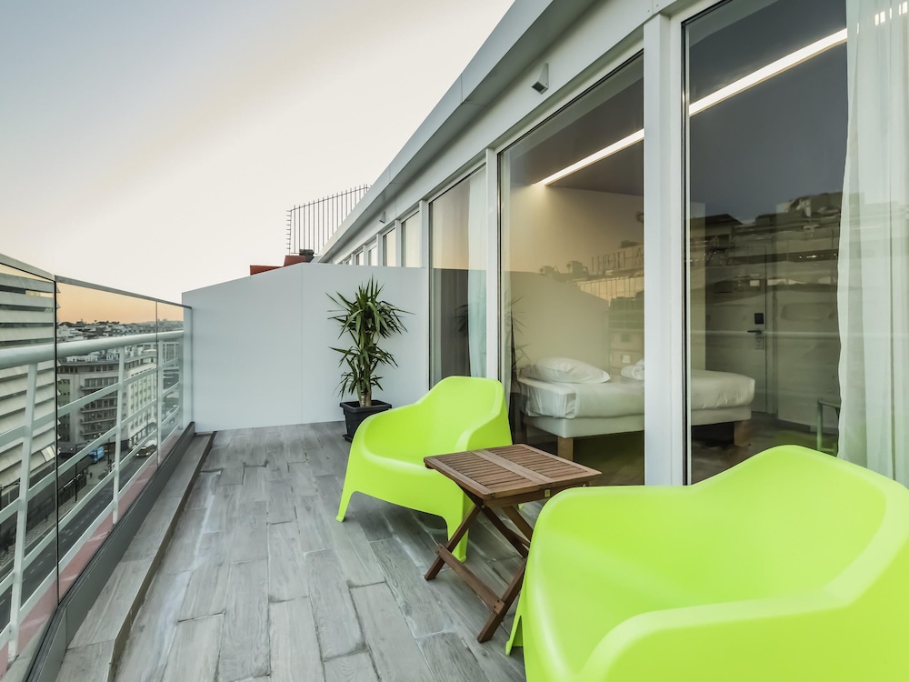 Habitación doble de categoría superior con balcón del hotel Ibis Styles Lisboa Centro Marquês De Pombal. Foto 3