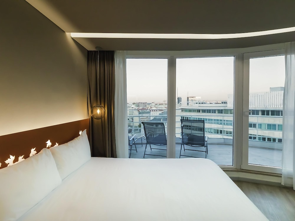 Habitación doble de categoría superior con balcón del hotel Ibis Styles Lisboa Centro Marquês De Pombal. Foto 4