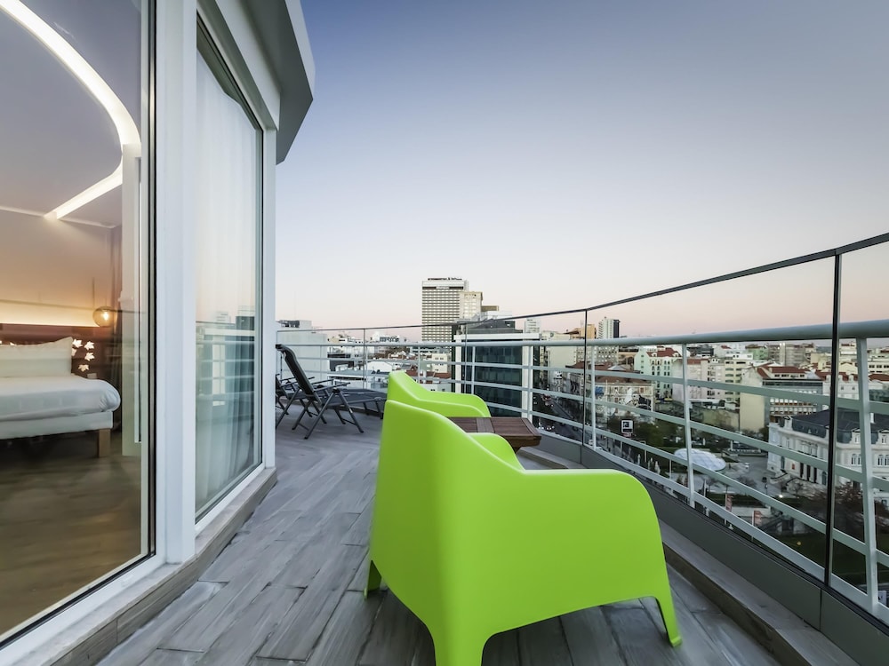 Habitación doble de categoría superior con balcón del hotel Ibis Styles Lisboa Centro Marquês De Pombal. Foto 5