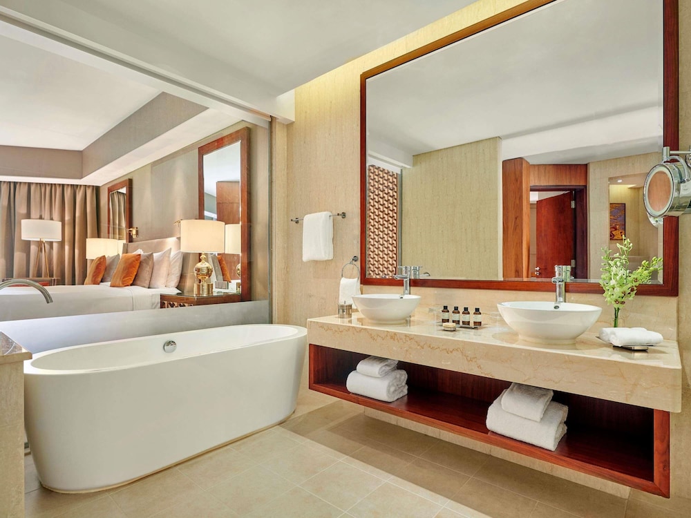 Habitación Deluxe, varias camas del hotel Fairmont Ajman. Foto 2