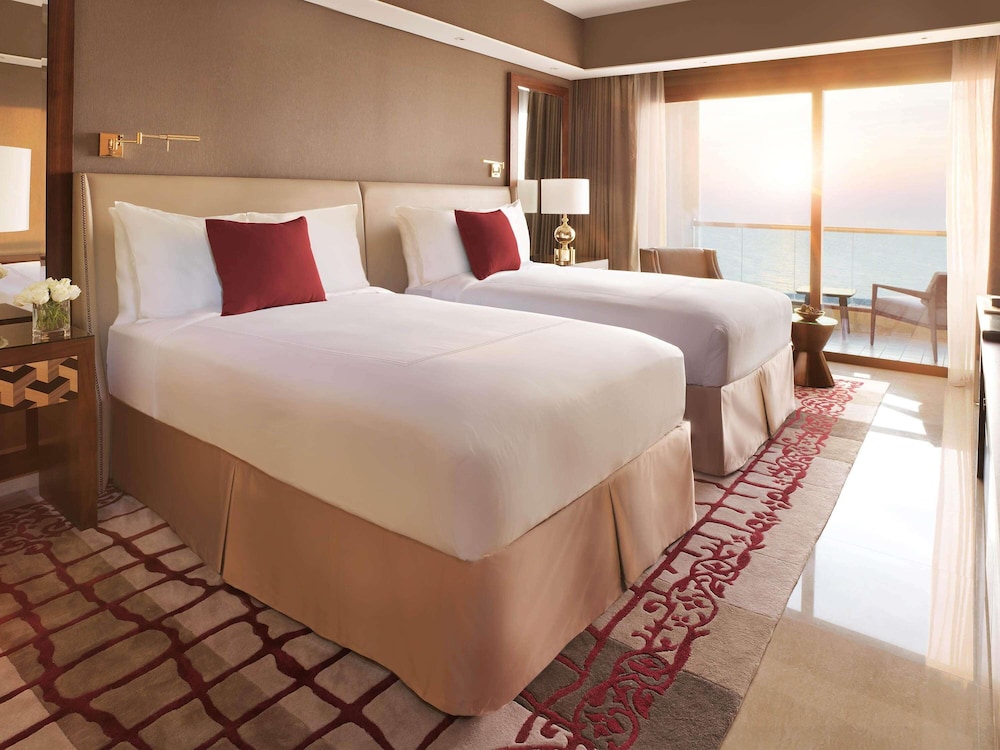 Habitación Deluxe doble, 2 camas de matrimonio, vistas al mar del hotel Fairmont Ajman. Foto 3