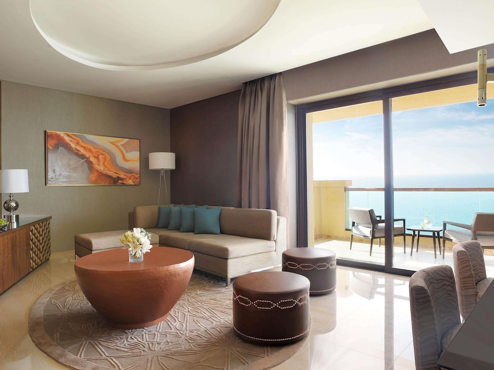 Suite junior, 1 cama doble del hotel Fairmont Ajman. Foto 6