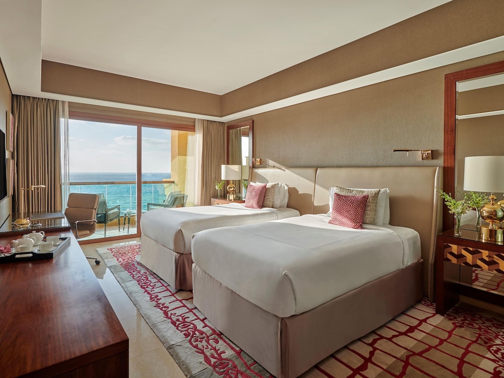 Suite Deluxe de 2 dormitorios del hotel Fairmont Ajman. Foto 7