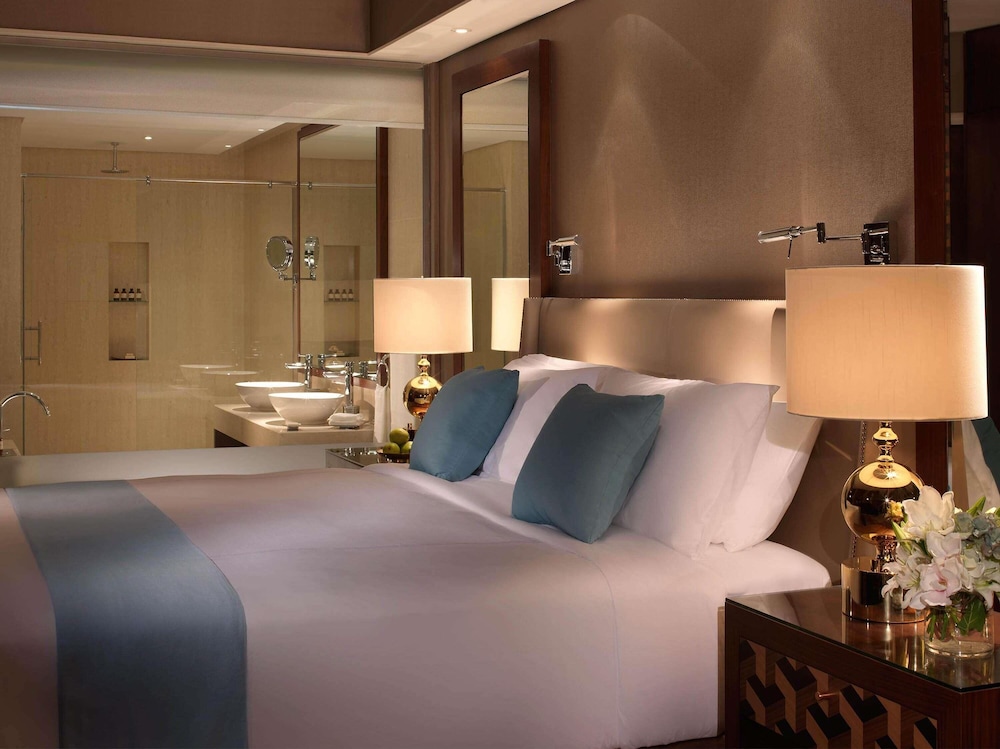 Habitación, 1 cama de matrimonio grande, vistas al mar del hotel Fairmont Ajman. Foto 3