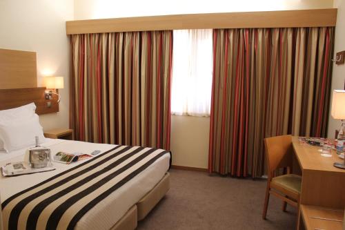 Habitación Doble Romántica - Cama doble grande del hotel Principe Lisboa. Foto 17