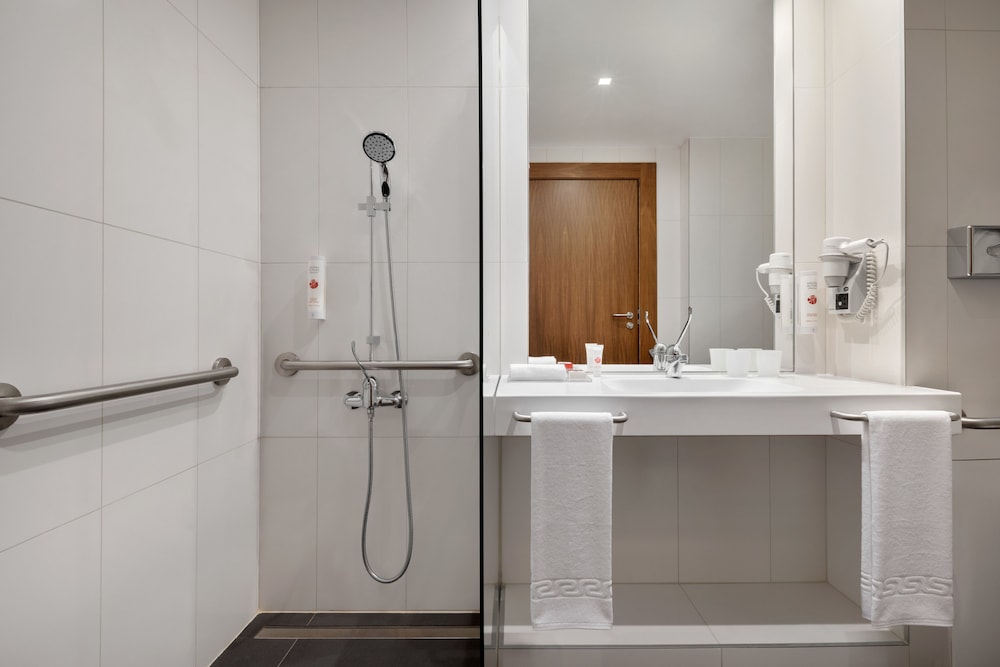 Habitación, 1 cama de matrimonio, accesible para personas con discapacidad, vistas a la ciudad del hotel Ramada By Wyndham Lisbon. Foto 1