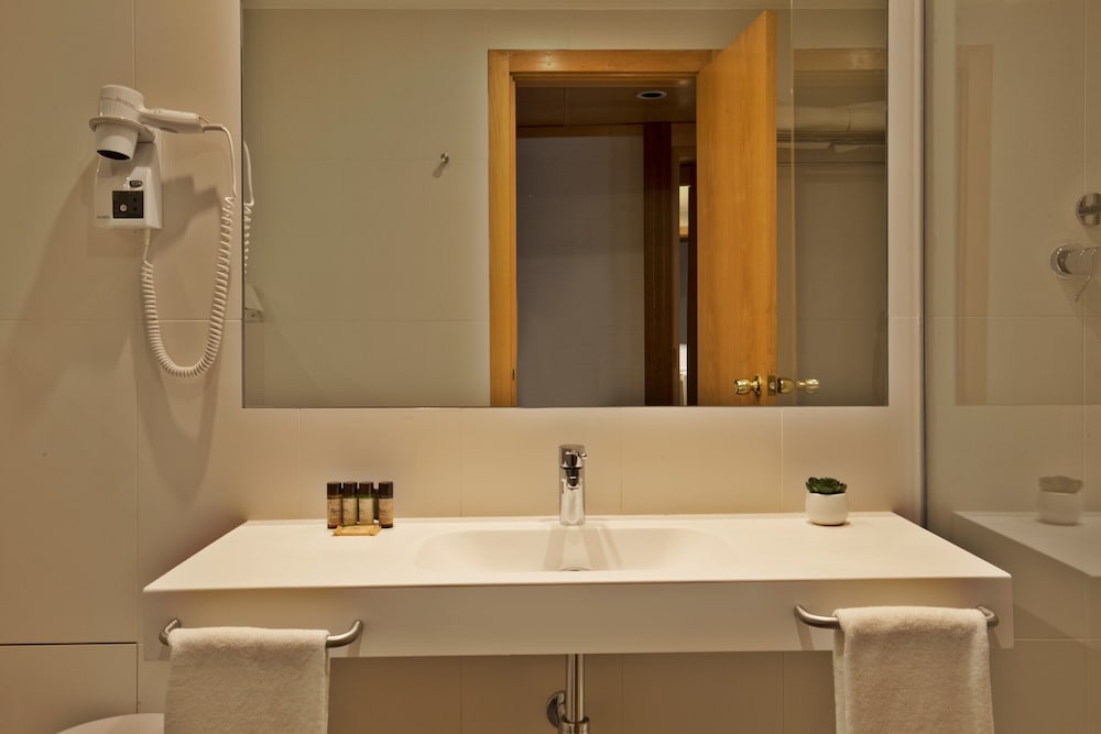 Habitación superior, 2 camas individuales, no fumadores, vistas al río del hotel Ramada By Wyndham Lisbon. Foto 5