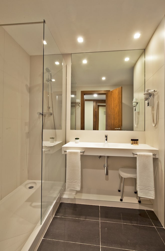 Habitación superior, 1 cama de matrimonio, no fumadores, vistas al río del hotel Ramada By Wyndham Lisbon. Foto 4