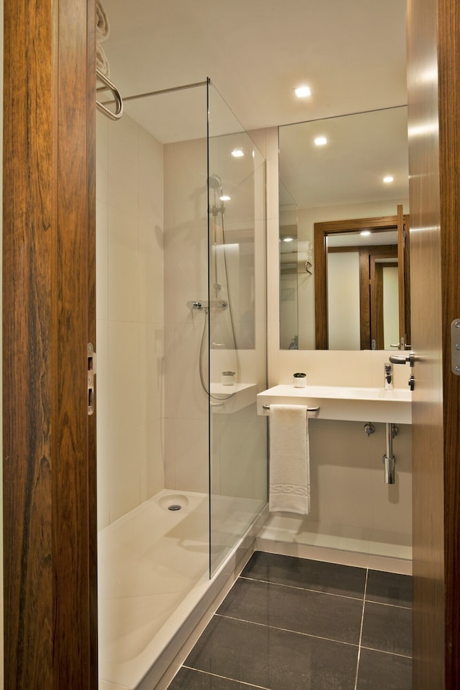 Habitación superior, 1 cama de matrimonio, no fumadores, vistas al río del hotel Ramada By Wyndham Lisbon. Foto 5