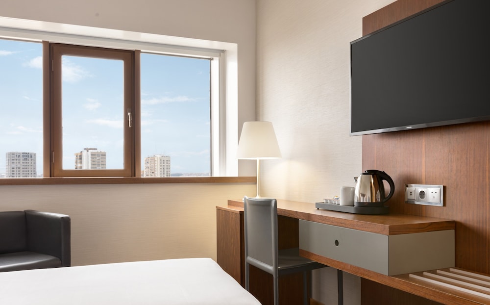 Habitación, 1 cama de matrimonio, accesible para personas con discapacidad, vistas a la ciudad del hotel Ramada By Wyndham Lisbon. Foto 5