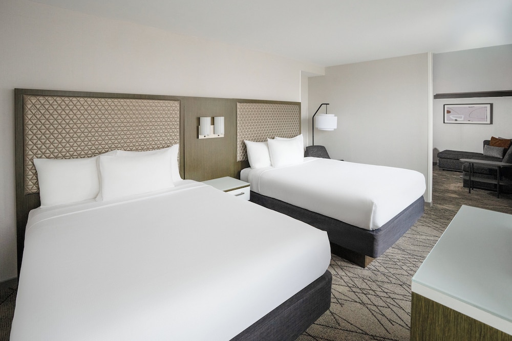 Habitación con estancia, 2 camas queen y sofá - cama del hotel Hyatt House Washington DC Downtown Convention Center