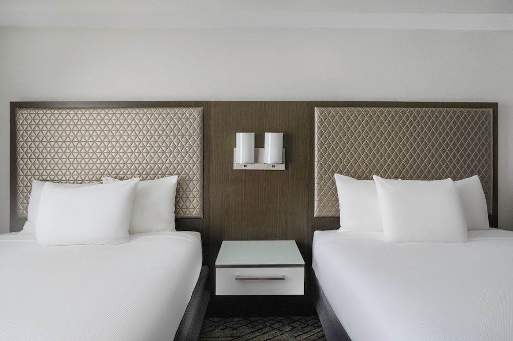 Habitación con estancia, 2 camas queen y sofá - cama del hotel Hyatt House Washington DC Downtown Convention Center. Foto 3