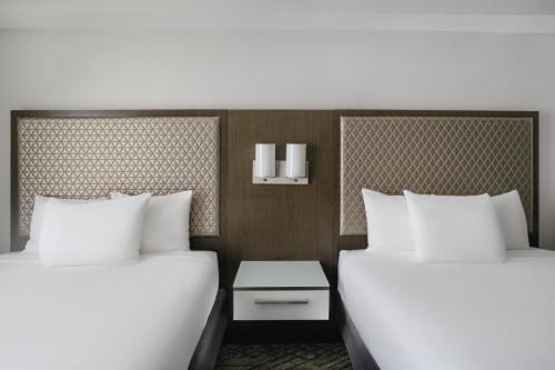 Estancia con 2 camas queen y sofá - cama con cocina del hotel Hyatt House Washington DC Downtown Convention Center. Foto 3