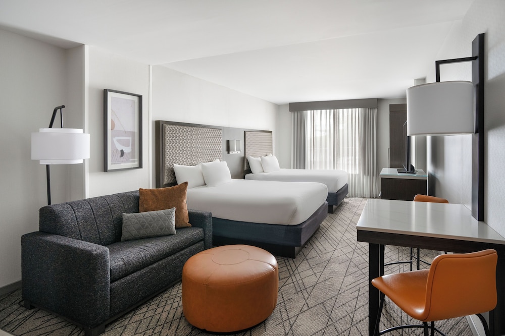 Estancia accesible con 2 camas queen, ducha de acceso directo y sofá - cama del hotel Hyatt House Washington DC Downtown Convention Center