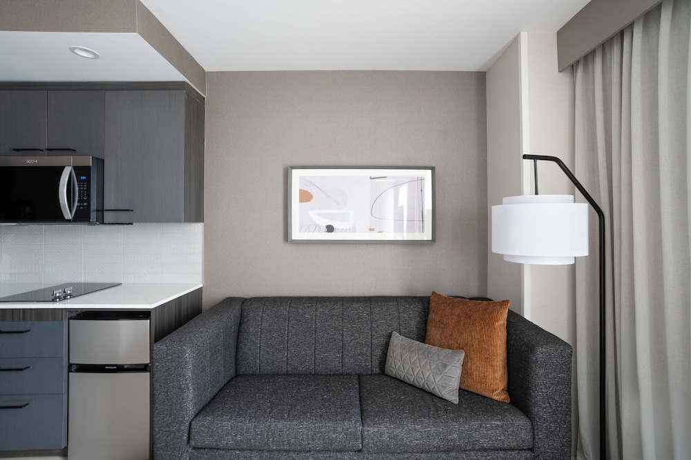 Estancia con 1 cama king y sofá - cama con cocina del hotel Hyatt House Washington DC Downtown Convention Center. Foto 7