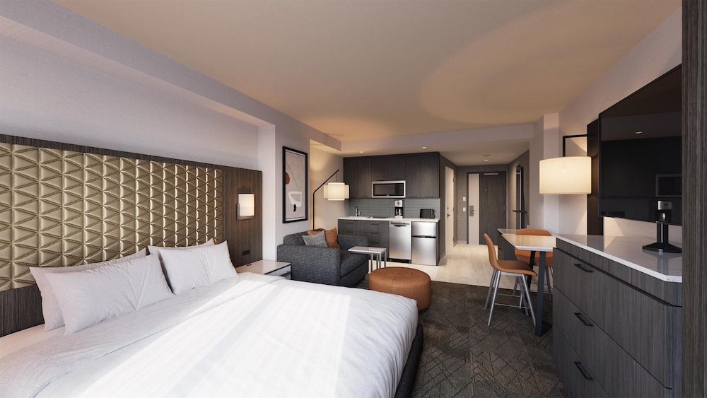 Suite de 1 dormitorio con 1 cama king, sofá - cama y cocina del hotel Hyatt House Washington DC Downtown Convention Center