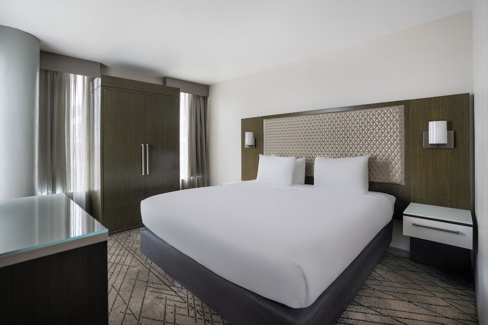 Suite de 1 dormitorio con 1 cama king, sofá - cama y cocina del hotel Hyatt House Washington DC Downtown Convention Center. Foto 4