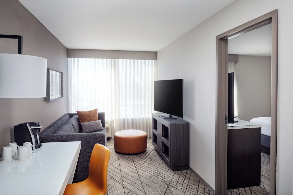 Suite de 1 dormitorio con 1 cama king y sofá - cama del hotel Hyatt House Washington DC Downtown Convention Center