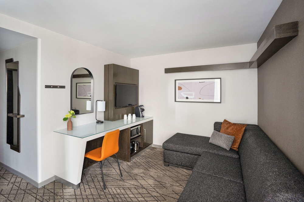 Suite de 1 dormitorio con 1 cama king y sofá - cama del hotel Hyatt House Washington DC Downtown Convention Center. Foto 2
