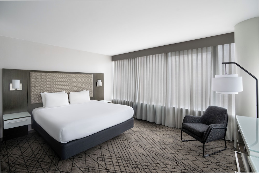 Suite de 1 dormitorio con 1 cama king y sofá - cama del hotel Hyatt House Washington DC Downtown Convention Center. Foto 3