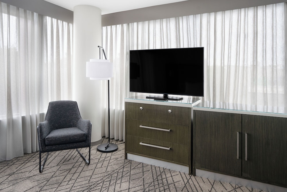Suite de 1 dormitorio con 1 cama king y sofá - cama del hotel Hyatt House Washington DC Downtown Convention Center. Foto 4