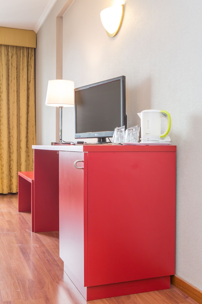 Habitación básica con 2 camas individuales del hotel 3k Madrid. Foto 4