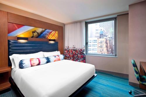 Habitación con cama extragrande y vistas a la ciudad del hotel Aloft Manhattan Downtown - Financial District