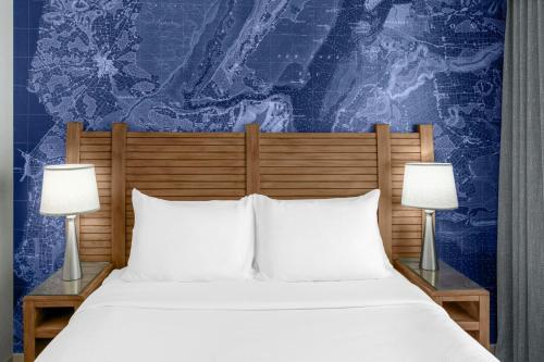 Habitación Estándar con cama extragrande y ducha accesible en silla de ruedas - Adaptada para personas con movilidad reducida y discapacidad auditiva del hotel Fairfield Inn New York Manhattan/Financial District. Foto 1