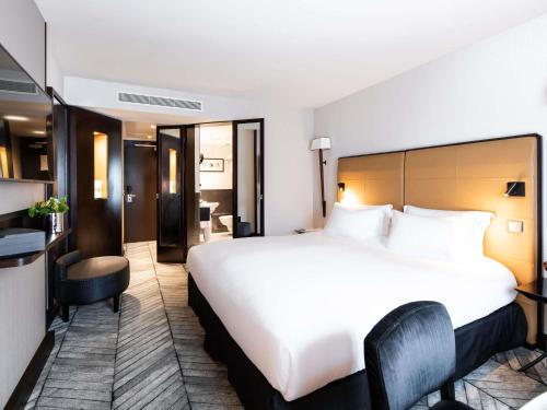 Habitación Doble Superior con cama extragrande del hotel Sofitel Lisbon Liberdade. Foto 1