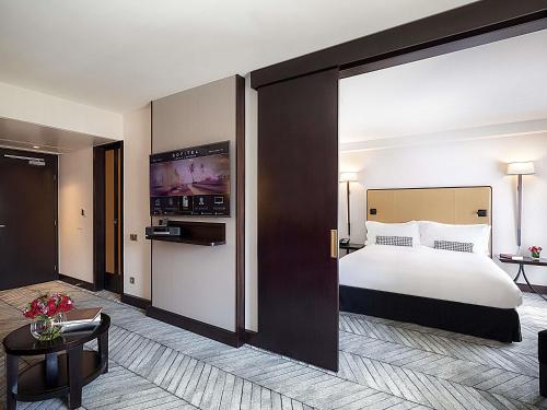 Suite Prestige con cama extragrande - Planta superior del hotel Sofitel Lisbon Liberdade. Foto 9