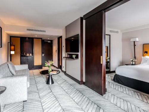 Suite Prestige con cama extragrande - Planta superior del hotel Sofitel Lisbon Liberdade. Foto 4