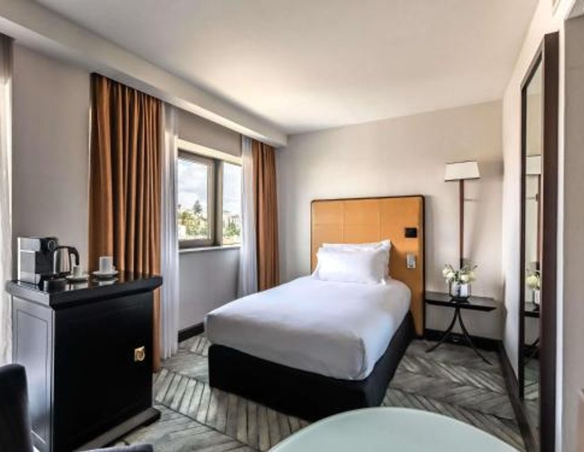 Habitación Clásica con cama individual del hotel Sofitel Lisbon Liberdade. Foto 1