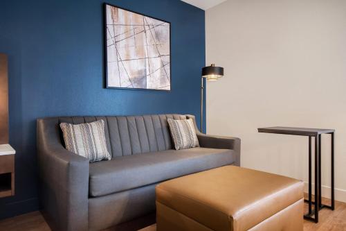 Habitación con cama extragrande y sofá cama del hotel Best Western Plus Meadowlands. Foto 1