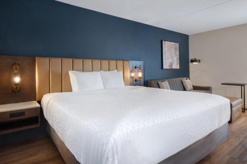 Habitación con cama extragrande y sofá cama del hotel Best Western Plus Meadowlands. Foto 3