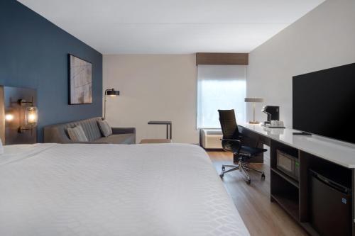 Habitación con cama extragrande y sofá cama del hotel Best Western Plus Meadowlands. Foto 5