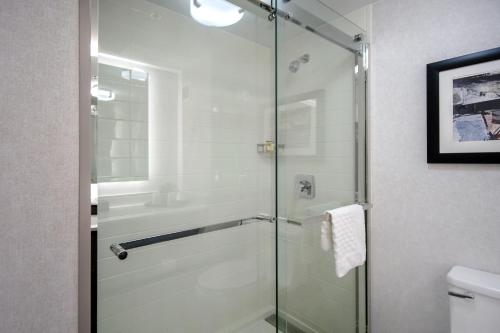 Habitación Doble con 2 camas dobles y escritorio de trabajo del hotel Best Western Plus Meadowlands. Foto 1