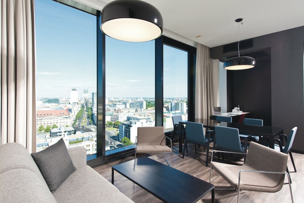 Suite presidencial (Berlin - Rooftop View) del hotel Riu Plaza Berlin. Foto 3
