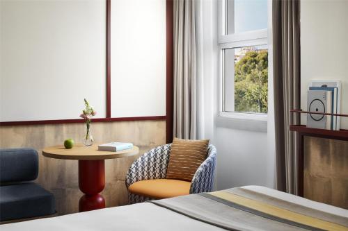 Habitación Familiar comunicada con cama supletoria del hotel Avani Avenida Liberdade Lisbon. Foto 3