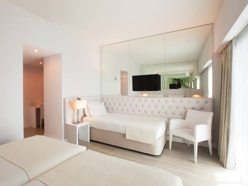 Habitación Triple Estándar (máximo 3 personas) del hotel Lutecia Smart Design. Foto 2