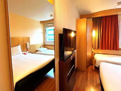 Habitación Doble Estándar - Adaptada para personas con movilidad reducida del hotel Ibis Lisboa José Malhoa. Foto 9