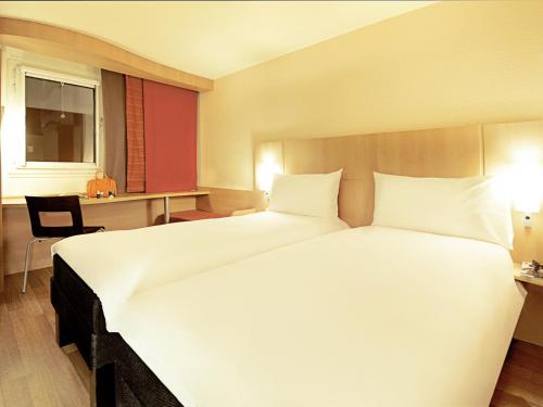Habitación Doble Estándar - 2 camas del hotel Ibis Lisboa José Malhoa. Foto 4