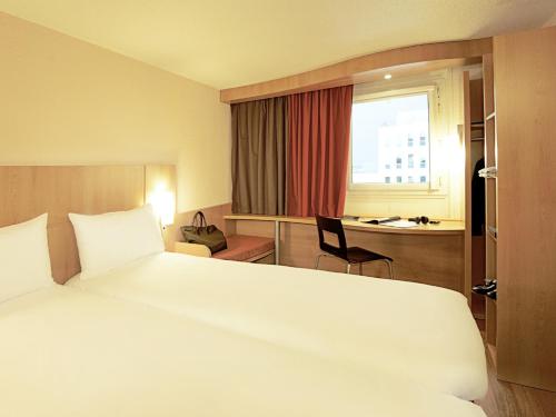 Habitación Doble Estándar - 2 camas del hotel Ibis Lisboa José Malhoa. Foto 14