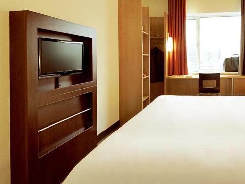 Habitación Doble Estándar - 2 camas del hotel Ibis Lisboa José Malhoa. Foto 16