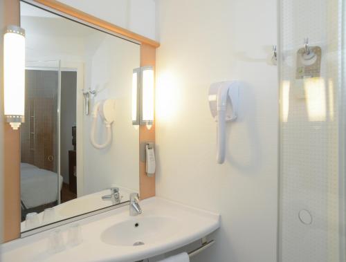 Habitación Doble con cama supletoria del hotel Ibis Lisboa José Malhoa. Foto 13